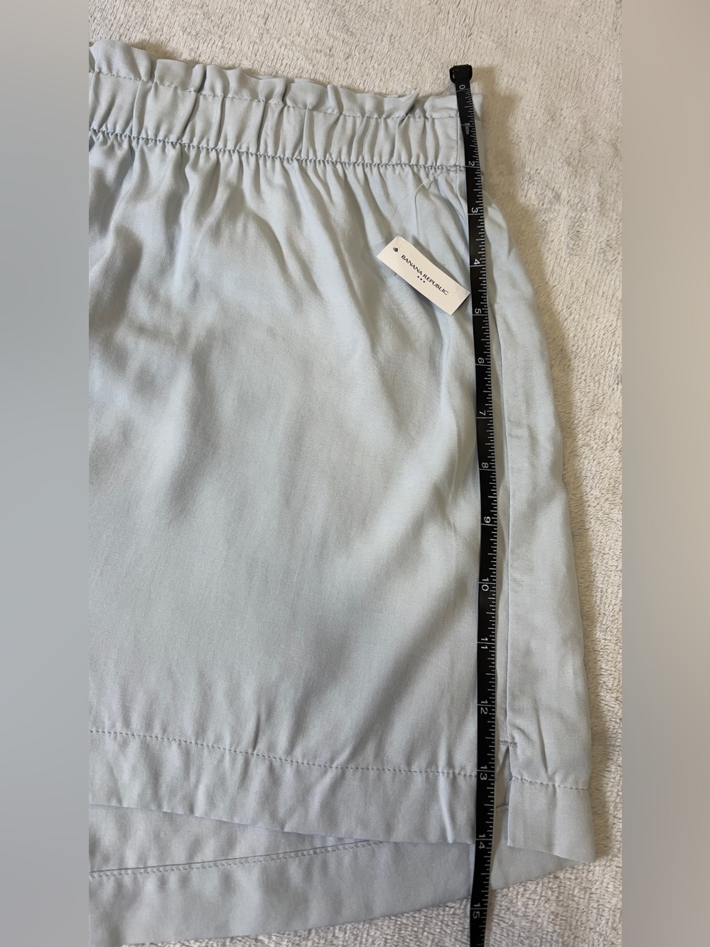 NWT!! Banana Republic Shorts in a Blueish Gray Color Size L Retail $44.99 - Picture 4 of 8